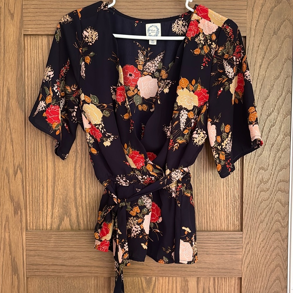 Blue rain size medium navy floral top